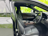 運転席まわりを見渡しやすく、前方の視界もすっきりと感じられる室内です。落ち着いた色合いのシートとゆとりある座面で、毎日の移動も快適にお過ごしいただけます。
