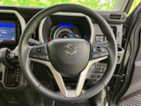 ステアリング上に複数のスイッチを備え、運転姿勢を保ちながら各種機能へアクセスしやすい仕様です。メーターとの位置関係も自然で、手元で情報確認や設定を行えます。