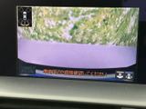 後方の様子を画面で確認でき、駐車時や切り返しの際に周囲への注意を促します。車両周辺を直接確認する案内も表示されるため、目視と合わせた安全確認を心がけてご利用いただけます。