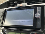 後方の映像をモニターで確認でき、駐車時の周囲確認をサポートします。画面表示を見ながら車両後方の位置を確かめられ、駐車操作の際に役立つ装備です。