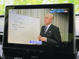 テレビ番組を画面で視聴でき、停車中の待ち時間にも映像を楽しめます。タッチ操作で画面表示を確認しやすく、休憩中など車内で過ごす時間をより快適に活用いただける装備です。