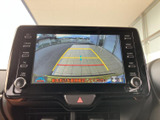 後方の映像にガイドラインが重なり、駐車時に車両と周囲との位置関係を把握する目安になります。画面だけに頼らず直接周囲も確認しながら、後退操作をサポートする装備です。