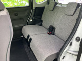 後席には左右のシートとヘッドレストを備え、同乗者が落ち着いて座れる空間です。窓から外の様子を眺めやすく、ご家族での移動にも使いやすい室内です。