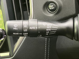 複数の表示が見やすくまとまり、操作内容を確認しやすいレバーです。運転席から手の届く位置にあり、天候に応じた操作を手元で行える使い勝手のよい装備です。