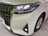 【三眼LEDヘッドライト】スタイリッシュな見た目の三眼LEDヘッドライトを装備♪スタイルだけでなく、夜間の走行も視界良好で安心してお乗りいただけます。