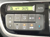 【オートエアコン】一度お好みの温度に設定すれば、車内の温度を検知し風量や温度を自動で調整。暑い&hellip;寒い&hellip;と何度もスイッチ操作をする必要はありません。快適な車内空間には必須の機能ですね♪