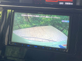 【バックカメラ】駐車時に後方がリアルタイム映像で確認できます。大型商業施設や立体駐車場での駐車時や、夜間のバック時に大活躍!運転スキルに関わらず、今や必須となった装備のひとつです!