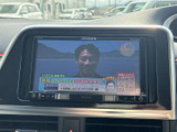 テレビ番組が画面に表示され、停車中の待ち時間に映像を視聴してお過ごしいただけます。画面で番組の内容を確認しやすく、車内での休憩時間をより有効に活用できる装備です。