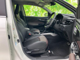 前席は運転席と助手席の間にゆとりがあり、乗り降りもしやすい開口部です。前方や周囲を見渡しやすい室内で、落ち着いた色合いのシートがくつろぎを感じさせます。