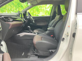 運転席と助手席は、前方を見渡しやすい位置に設けられています。シートの座面や背もたれに加え、足元にもゆとりがあり、日常の移動を落ち着いて楽しめる空間です。