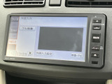 ラジオやCD、ワンセグ、外部入力などの選択肢が画面に表示され、使いたい音源を選びやすい構成です。停車中に設定を確認しながら操作できます。