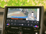 後方映像に加えて車両周辺を上から見た表示も確認でき、駐車時の周囲確認をサポートします。目安となるガイド線も表示され、車庫入れや狭い場所での取り回しに便利。安全確認のうえ、目視と合わせてご活用ください。