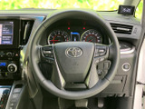 手元にスイッチがまとまり、運転姿勢を保ちながら各種操作にアクセスしやすい配置です。メーターや前方の視界を妨げにくく、握りやすさにも配慮された形状。日々の運転を便利にサポートします。
