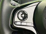 手元にはオーディオや通話などに関するスイッチが配置され、運転姿勢を大きく変えずに操作しやすい設計です。ボタンの表示も確認しやすく、日々の運転をサポートする便利な装備です。