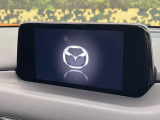【8インチマツダコネクト】車内の雰囲気にマッチした大型のディスプレイ。スマホ接続でのナビ使用やBluetooth再生等、様々な機能が楽しめます。直感的なダイヤル操作が可能で、使い勝手も良好です。