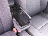 運転席と助手席の間には、蓋付きタイプのコンソールボックス。肘掛けにもなるので、便利です。