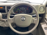 インテリアに合わせたデザインのステアリングは、運転される方のことも考え、運転しやすい形状、大きさです。是非一度、実際に触ってお確かめください。
