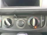 【オートエアコン】一度お好みの温度に設定すれば、車内の温度を検知し風量や温度を自動で調整。暑い&hellip;寒い&hellip;と何度もスイッチ操作をする必要はありません。快適な車内空間には必須の機能ですね♪