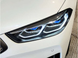 【レーザーライト】ブルーのデザインとBMW Laserのロゴにより視覚的にも個性を主張するレーザーライト。ハイビームモードを設定すると最長600mまでの距離を照射。夜間におけるドライビングの快適性を向上させますS