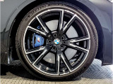 BMWの純正アロイホイールは軽量かつ強度にも優れているホイールで走行性能を引き上げる設計になっております。足元にもBMWは妥協がなくこだわっている個所になります。