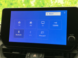 FM・AMやテレビ、Bluetoothなどの項目が画面に表示され、使いたい機能を選びやすい構成です。タッチ操作で各種メニューを確認でき、音楽や情報を日常の移動に取り入れやすい装備です。