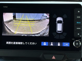 カラービジョンとガイド線で見やすい視点切替式のバックモニター。障害物センサーの検知状況を同時に表示できます