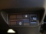 運転席の右下のスイッチです。アイドリングストップのOFFスイッチと、ライトの高さを変えるダイヤルがあります。