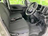 運転席まわりは視界が広く、前方や左右を確認しやすいレイアウトです。シートには落ち着いた色合いの生地を採用し、足元もすっきり。毎日の移動をゆったりと過ごしたい方にもおすすめです。