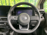 インテリアに合わせたデザインのステアリングは、運転される方のことも考え、運転しやすい形状、大きさです。是非一度、実際に触ってお確かめください。