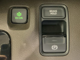 パーキングブレーキは指一本で操作可能な電子制御パーキングブレーキを採用しています。