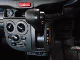 インパネシフトだから視線の移動も少なく足元もスッキリ。運転席もゆったりしているのでゆとりを持ってドライブできますね。