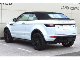 ルーフは布製の電動開閉式です。オープンでの開放感を楽しめる一方で、通常のEvoqueとは違う特別感があります