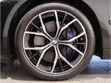 BMWの純正アロイホイールは軽量かつ強度にも優れているホイールで走行性能を引き上げる設計になっております。足元にもBMWは妥協がなくこだわっている個所になります。