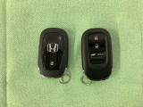 スマートキーを装備しています。鍵を差し込むことなくドアロックの開け閉めと、スタートボタン操作でのエンジンスタートができます。ボタン操作でトランクが開けられる電動テールゲートのボタンもついています。