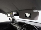 運転席と助手席にちょっとした身だしなみのチェックに便利なバニティミラー付サンバイザー♪