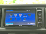 テレビやラジオ、Bluetooth Audioなど、複数の音源が画面に表示されています。使いたい項目を選びやすく、通勤やお出かけの時間に合わせて音声を楽しめる便利な装備です。