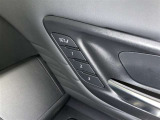 シートメモリー機能装備付きです。シートの位置をそれぞれ記憶しておく事ができるので、ご家族や、複数の方で車を乗られるオーナー様には、便利な機能です。