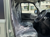 運転席と助手席は、座面や背もたれの形状が見渡しやすく、乗り込んだ際の使い勝手も伝わります。窓から光が入り、車内の様子を確認しやすい空間です。