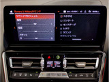【ⅰドライブナビゲーション】文字情報も鮮明に表示する高解像度カラーディスプレイを採用。視認性に優れた地図デザインと特徴的な建造物を目印にした描写表示で現在位置を把握できます。地図データの更新も可能です