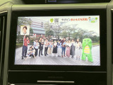 停車中にテレビ番組を視聴でき、待ち時間や休憩のひとときに活用いただけます。画面には番組映像が表示され、車内で過ごす時間の楽しみを広げてくれる装備です。