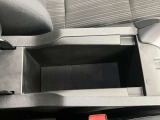 アームレストの中にも収納スペースあり!運転席周りをすっきり保てます♪
