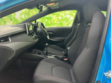 前席は運転席と助手席が並び、視界を確保しやすいレイアウトです。シートに座ったときも周囲を見渡しやすく、落ち着いた室内で運転に集中できます。