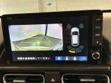 リバースギアに入れるだけで後方の表示へ切り替わります。夜間や雨の日の駐車も楽になりますよ。