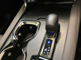 停車時のブレーキホールド機能に対応した電動パーキングブレーキ。渋滞や信号待ちで便利なブレーキホールド機能も装備されています
