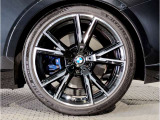 BMWの純正アロイホイールは軽量かつ強度にも優れているホイールで走行性能を引き上げる設計になっております。足元にもBMWは妥協がなくこだわっている個所になります。