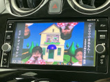 画面には地図のほかテレビ映像も表示され、停車中の休憩時間などに活用できます。周囲のボタンやつまみも見分けやすく配置され、画面切替や音量調整を直感的に行いやすい構成です。
