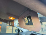 運転席のサンバイザーです。裏に鏡が付いています。