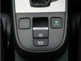 電子制御パーキングブレーキ搭載で指一本で簡単に操作することができます。さらに停車中に、ブレーキペダルを踏み続けなくても、自動的にブレーキを保持する機能である、オートマチックブレーキホールド付きです。