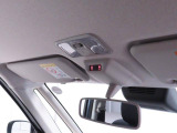 前席のシートベルト未装着時に天井の表示ランプが点灯します。運転席から助手席の装着状態を確認しやすく、夜間でも視界に入りやすいための安全装備です。