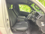 運転席と助手席にはゆとりある座席を備え、乗り降りしやすい開口部も魅力です。前方や左右の窓から周囲を見渡しやすく、落ち着いて過ごせる室内空間です。